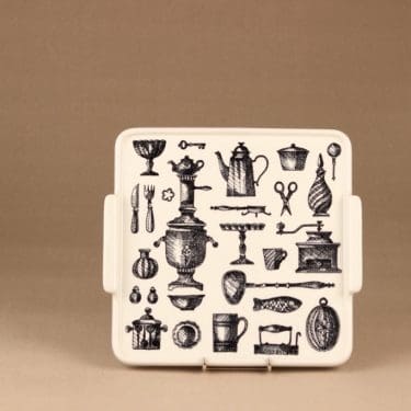 Arabia Antique tarjotin, mustavalkoinen, suunnittelija Esteri Tomula, kuparipainokoriste