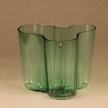 Iittala Aalto maljakko, vihreä, suunnittelija Alvar Aalto, vihreä, konesigneeraus