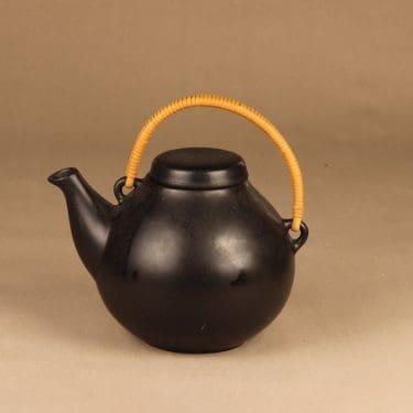 Arabia GA 3 teekaadin, rottinkikahvalla, suunnittelija Ulla Procope, rottinkikahvalla, 1.6 l