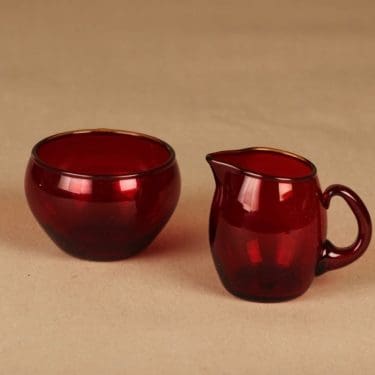 Iittala 2370, 2371 sokerikko ja kermakko, rubiininpunainen, suunnittelija Tapio Wirkkala,
