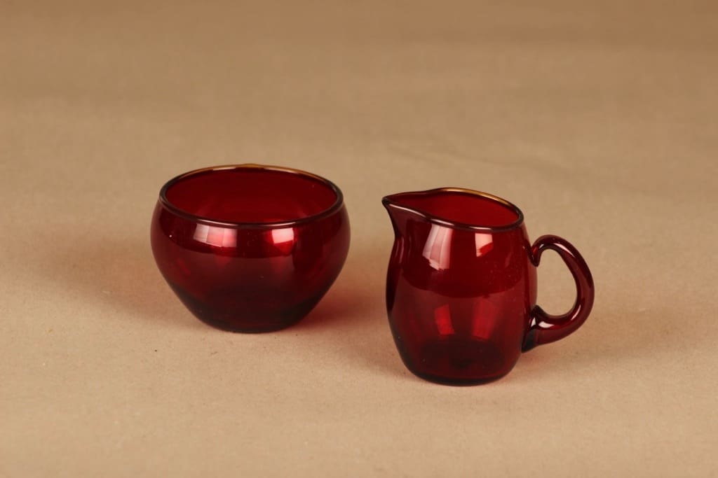 Iittala 2370, 2371 sokerikko ja kermakko, rubiininpunainen, suunnittelija Tapio Wirkkala,