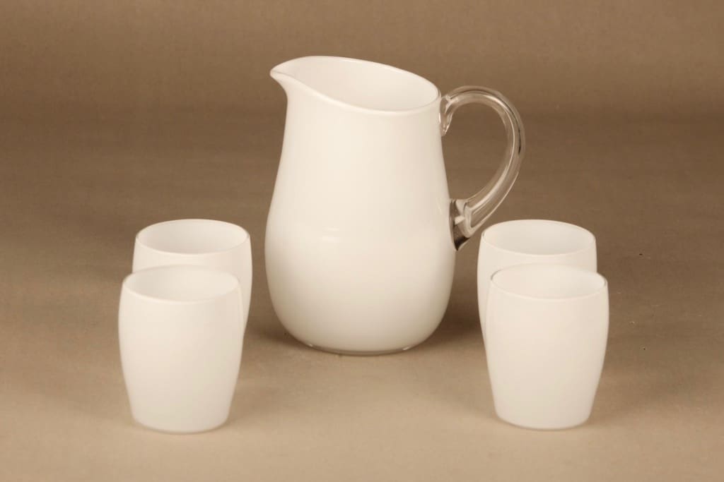 Iittala 2369, 2192 kaadin ja 4 lasia, 1 l, 2 dl, 1+4 kpl, suunnittelija Maire Gullichsen, 1 l, 2 dl